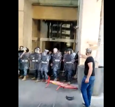 محتجون يقتحمون منزل نائب لبناني ويحطمون محتوياته 